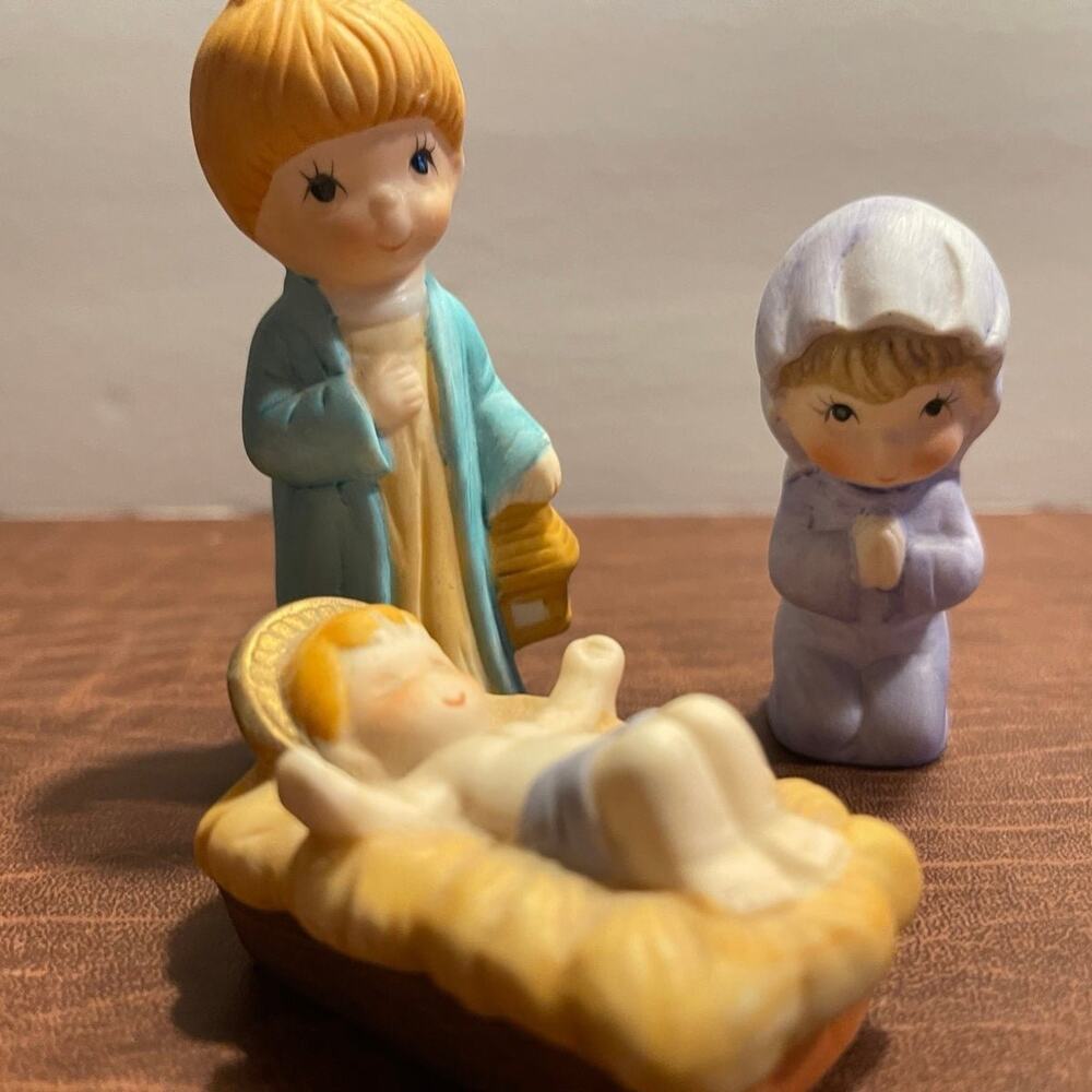 Vintage Enesco nativity set porcelain